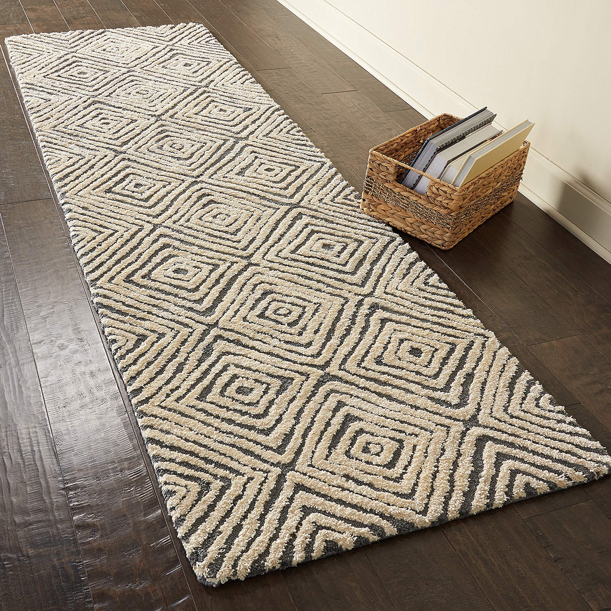 Amazon Brand – Rivet Contemporary Diamond Patterned Area Rug, 5'9" x 3'9", Grey Ivory