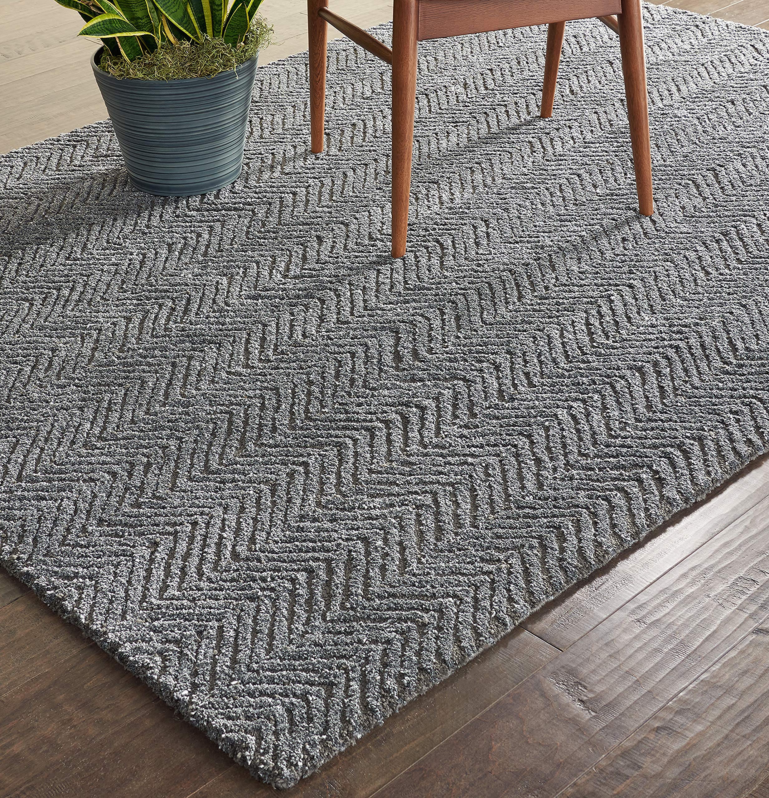 Amazon Brand – Rivet Contemporary Chevron Area Rug, 5' 9" x 3' 9", Grey
