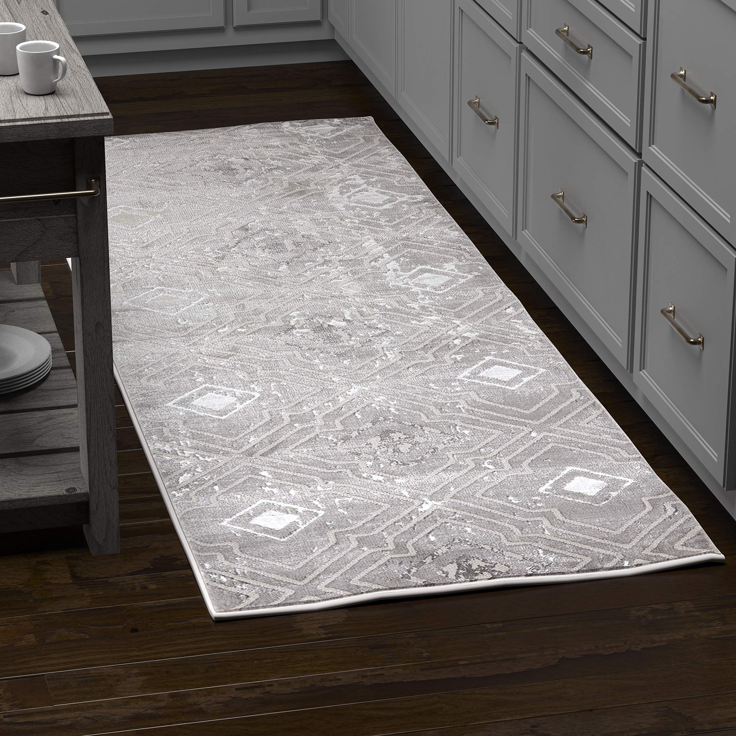 Amazon Brand – Rivet Polyester Runner Rug, 2' 10" x 7' 10", Silver, Grey, White