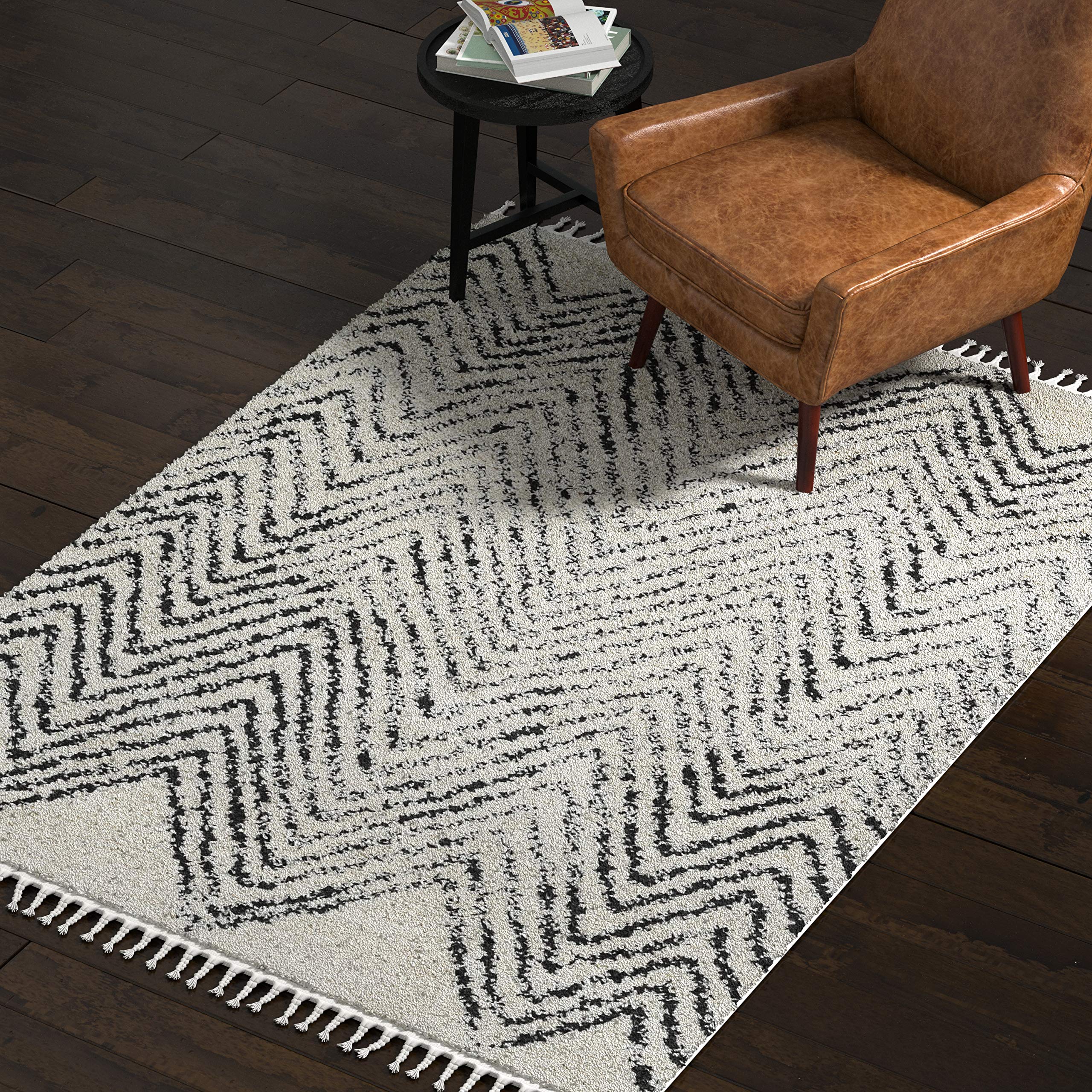 Amazon Brand – Rivet Contemporary Area Rug, 5' 3" x 7' 7", Off White